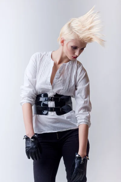 Punková blondýna atraktivní móda dívka — Stock fotografie