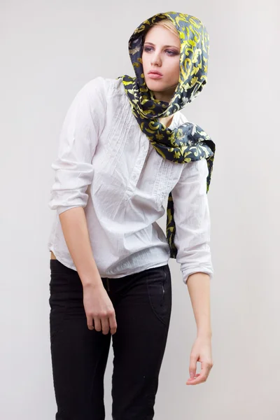 Aantrekkelijke blonde meisje in sjaal en wit shirt — Stockfoto