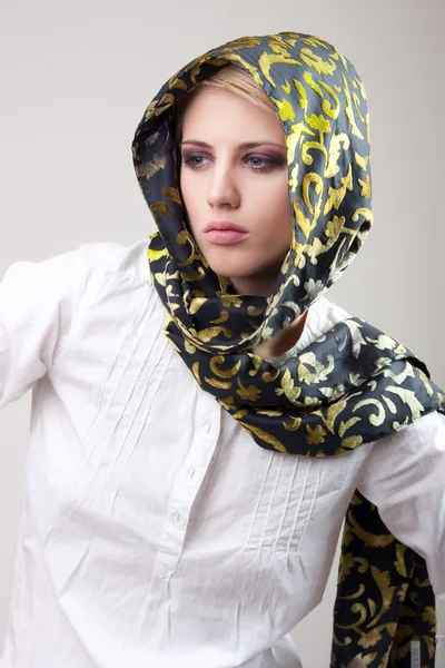 Attraktiv Blond Tjej Halsduk Och Vit Skjorta吸引人的金发女孩在围巾和白色衬衫 — Stockfoto
