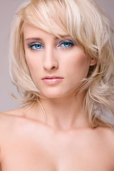Portrait jolie fille blonde — Photo