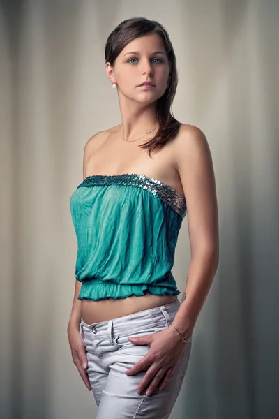 グリーンのトップの魅力的なファッションの女の子 — ストック写真