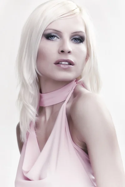 Portret aantrekkelijke blonde meisje in roze top — Stockfoto