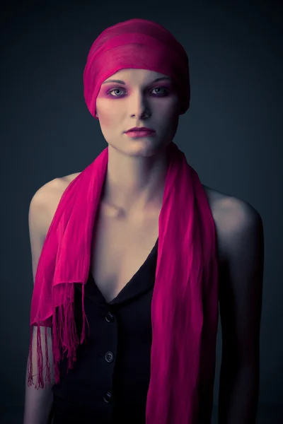 Extravagante make-up aantrekkelijk meisje in sjaal — Stockfoto
