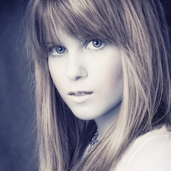 Portreit Atraktivní Blond Loutka Dívka — Stock fotografie