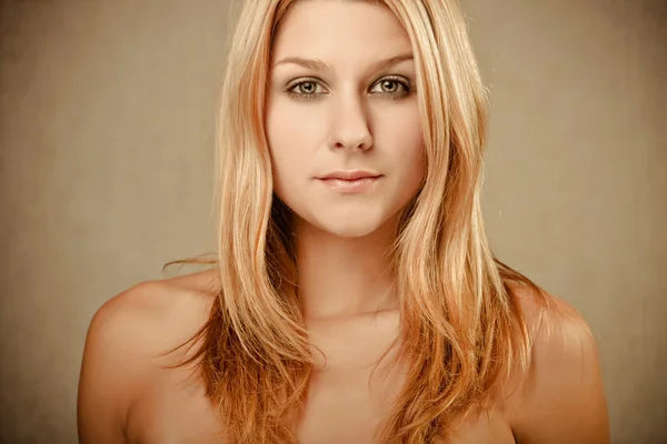 Vacker Blond Flicka Stående Ren Hud — Stockfoto