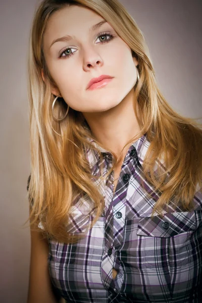 Красивая Привлекательная Молодая Блондинка Красочной Рубашке — стоковое фото