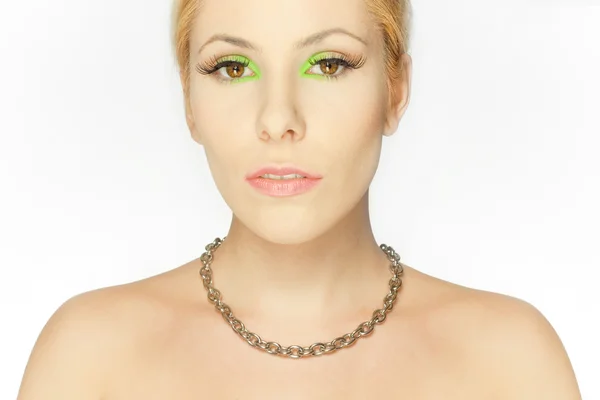 Vacker blond flicka med ögon i grönt — Stockfoto