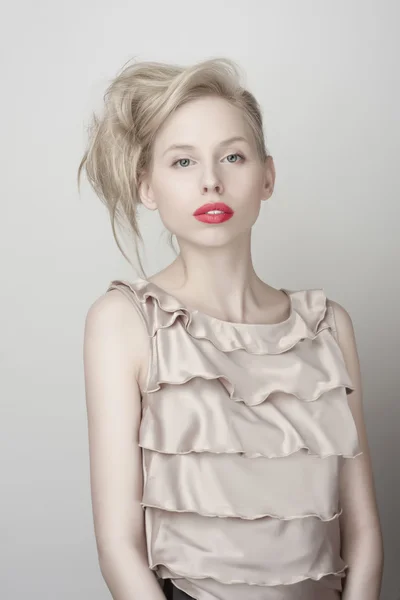 Mode blond meisje met rode lippen — Stockfoto