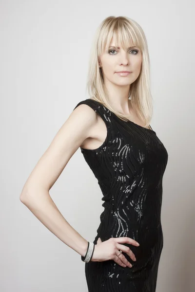 Krásná blonďatá žena v černých šatech — Stock fotografie