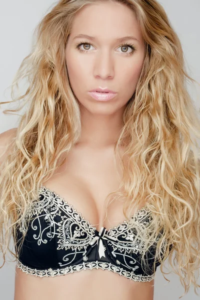 Sensuell vacker blond flicka i svart BH — Stockfoto