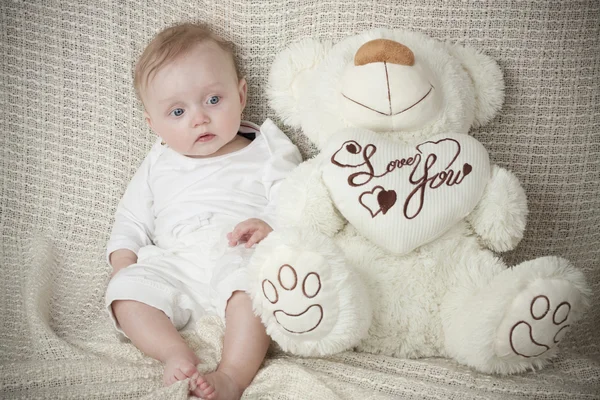 Sentado bebê pequeno em branco — Fotografia de Stock