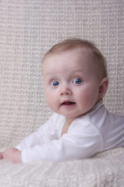Маленький ребенок с голубыми глазами — стоковое фото