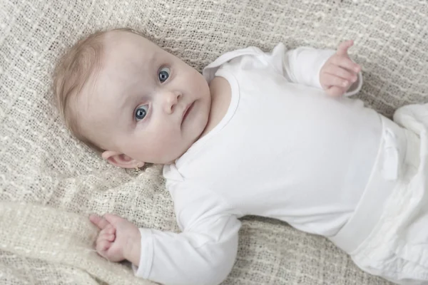 Bebé pequeno em branco — Fotografia de Stock