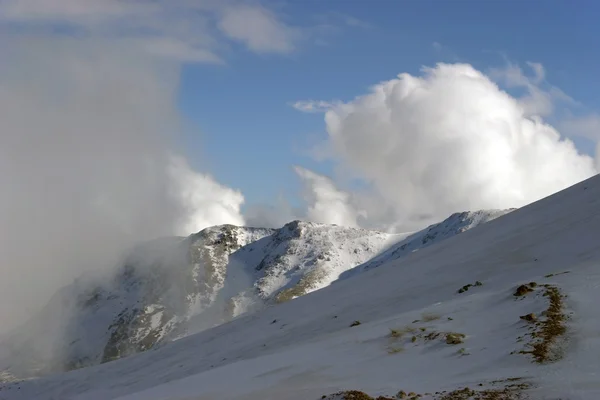 Nuvole Bianche Luminose Montagne Innevate Turchia — Foto Stock