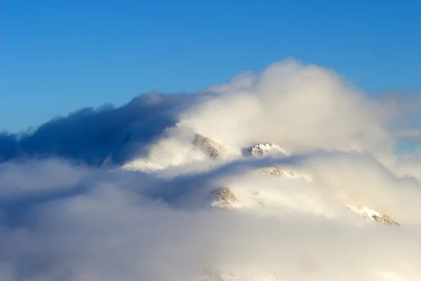 Jasne Białe Chmury Śniegiem Gór Turcja — Zdjęcie stockowe