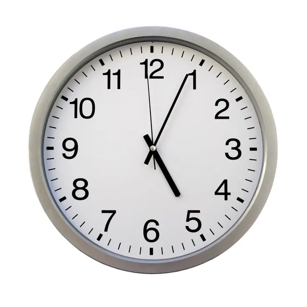 Godzina Piąta Białych Zegarów Ściennych Samodzielnie — Zdjęcie stockowe