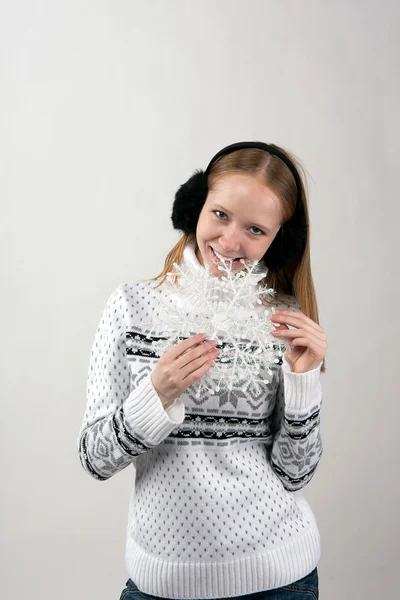 sarışın, kar tanesi ve siyah kürk kulaklıklar