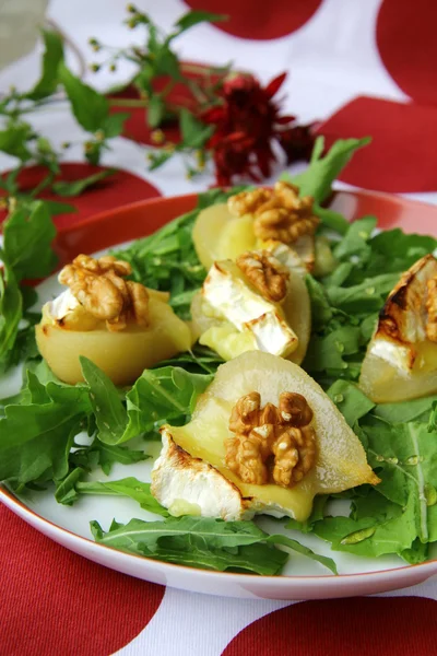 Салат з грушами, сиром і волоськими горіхами — стокове фото