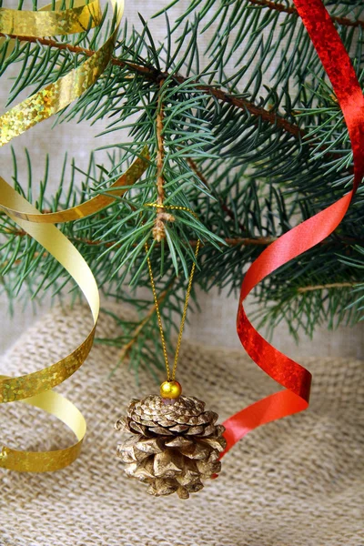 Kerstboom met kerstversiering — Stockfoto