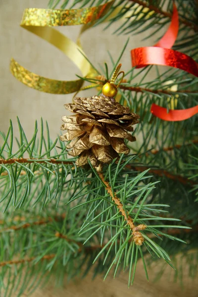 Χριστουγεννιάτικο δέντρο με χριστουγεννιάτικα στολίδια — Φωτογραφία Αρχείου