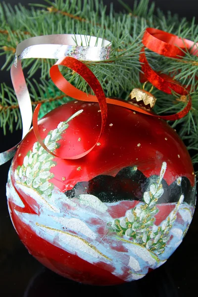Рождественская елка с рождественскими украшениями — стоковое фото