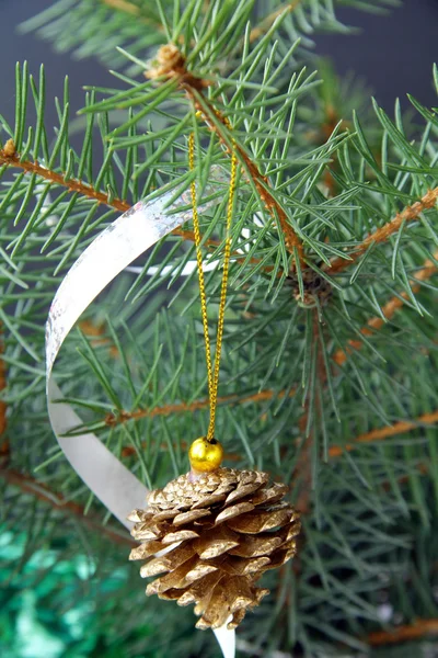 Weihnachtsbaum mit Weihnachtsschmuck — Stockfoto