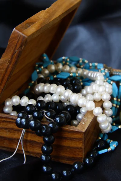 Perles de bijoux dans un coffre en bois — Photo