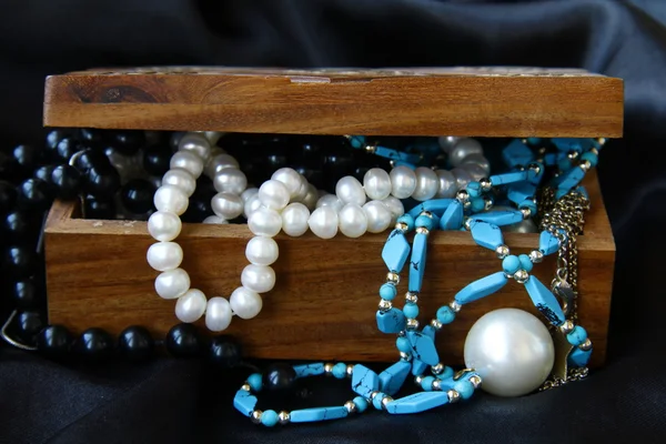 Pérolas de jóias em um baú de madeira — Fotografia de Stock