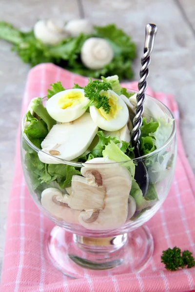 Salat mit Wachtelei — Stockfoto