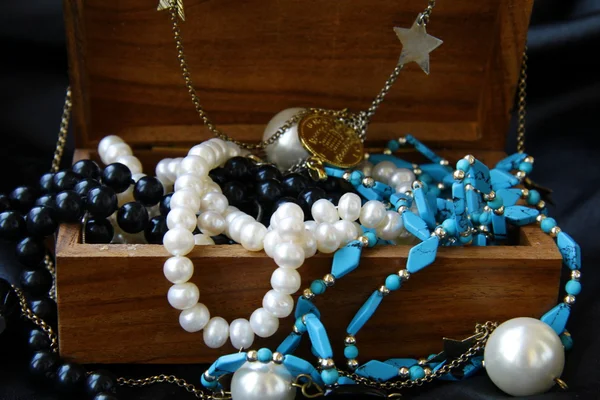 珠宝首饰珍珠在一个木箱子 — 图库照片