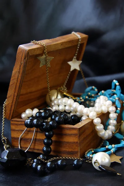 Gioielli perle in una cassa di legno — Foto Stock