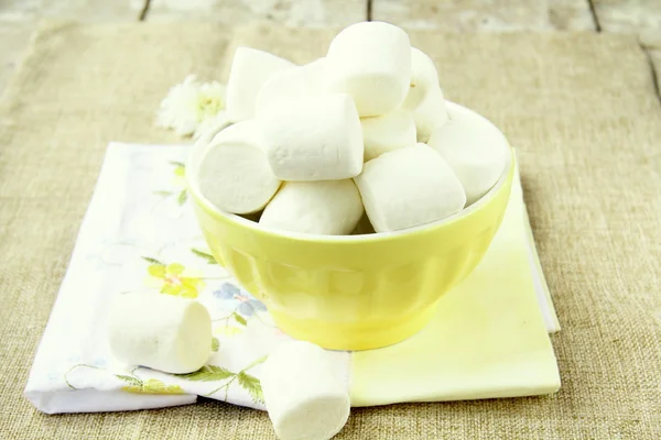 Marshmallows in the yellow cup — Stock Photo, Image