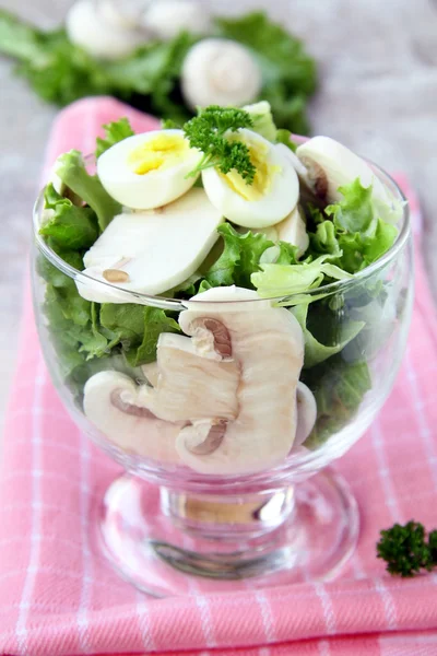 Salada com ovo de codorniz — Fotografia de Stock
