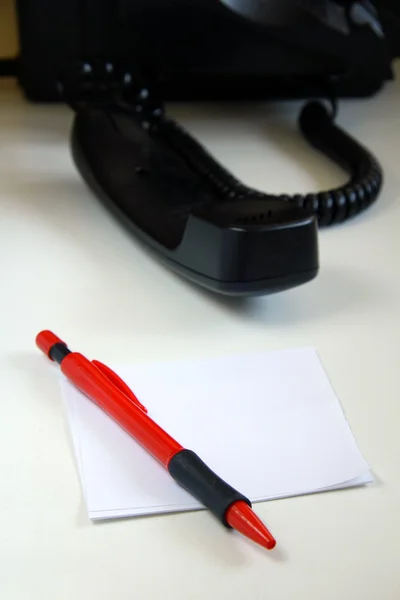 Hörer und ein roter Stift — Stockfoto