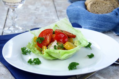 domatesli salata ve avokado.