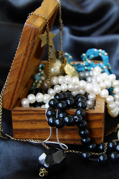 Perles de bijoux dans un coffre en bois — Photo