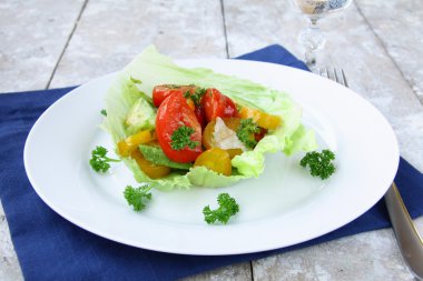 domatesli salata ve avokado.