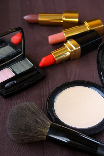 Poeder van cosmetica lippenstift schaduw en penseel op — Stockfoto