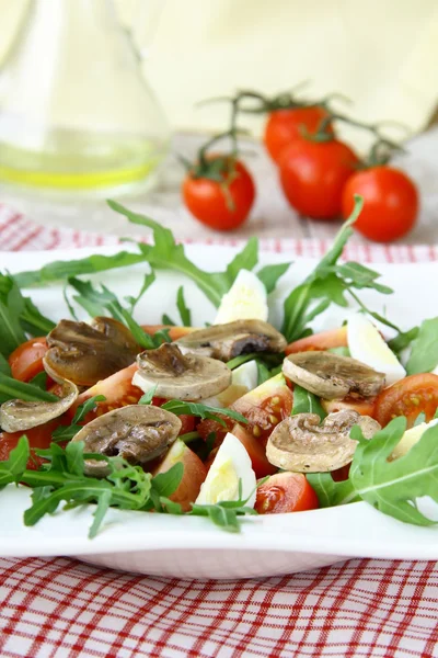 Салат с помидорами и жареными грибами — стоковое фото