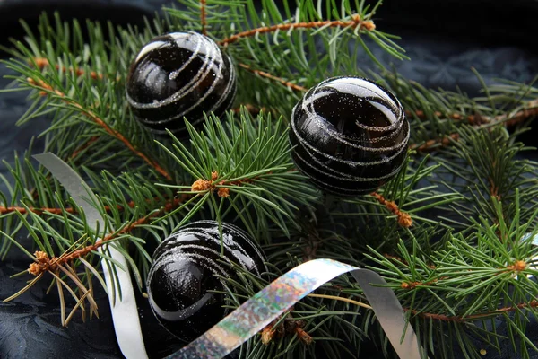 Χριστουγεννιάτικο δέντρο με χριστουγεννιάτικα στολίδια — Φωτογραφία Αρχείου