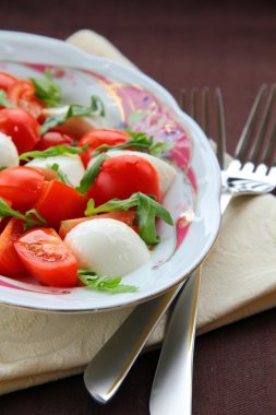 Caprese salatası