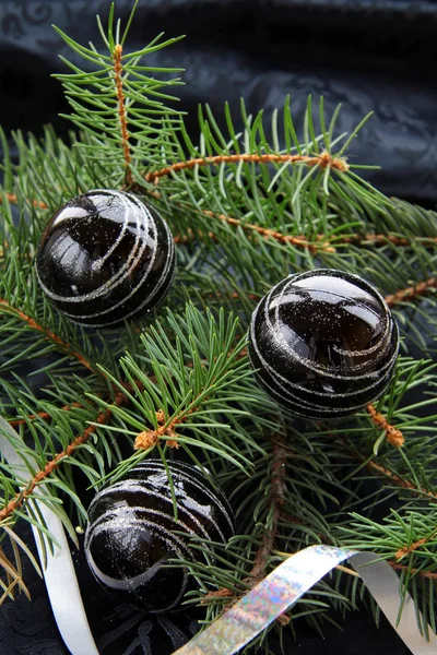Χριστουγεννιάτικο δέντρο με διακοσμήσεις — Φωτογραφία Αρχείου