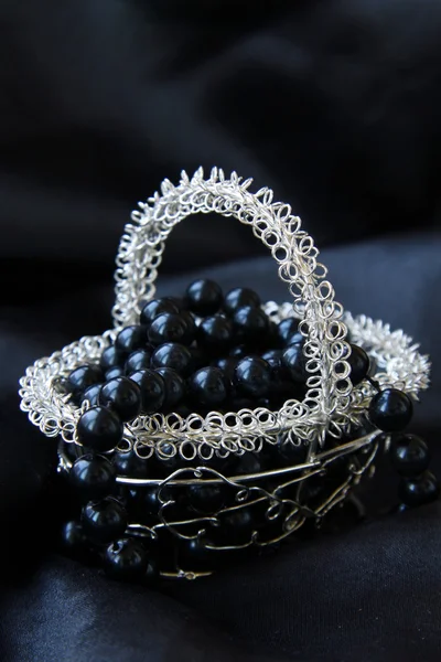 Perles de bijoux dans un panier en argent — Photo