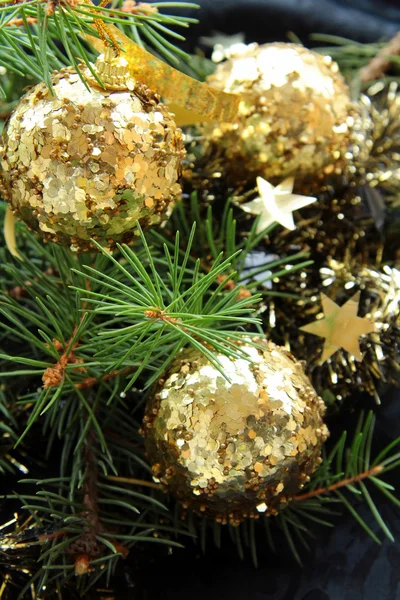 Juletræ med dekorationer - Stock-foto