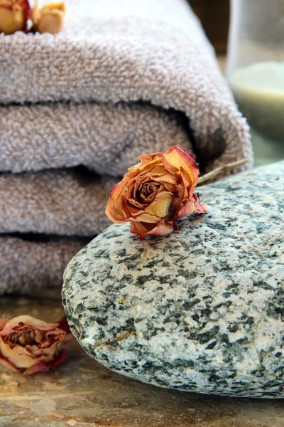 Šedá ručník s kamenem — Stock fotografie