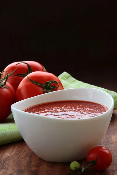 在一个白色的碗中的番茄汁 — 图库照片