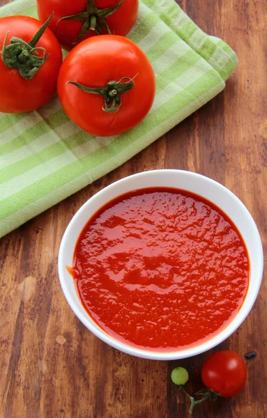 Sos pomidorowy, w misce biały — Zdjęcie stockowe