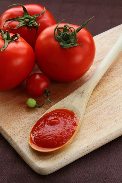Tomatensauce im Löffel — Stockfoto