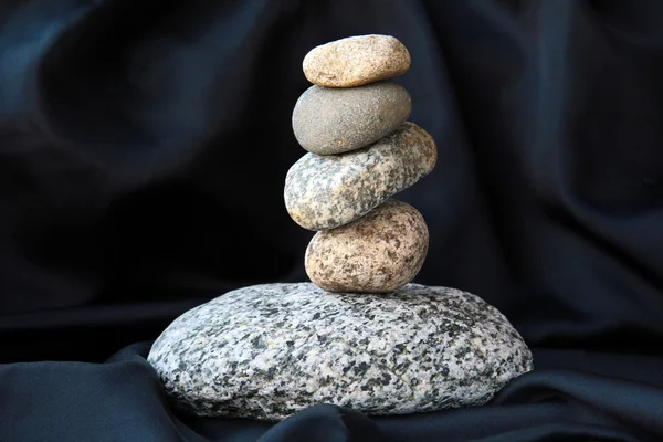 Zen stenen op zwarte achtergrond — Stok fotoğraf
