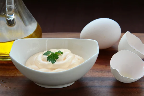 Майонез с яйцом и оливковым маслом — стоковое фото